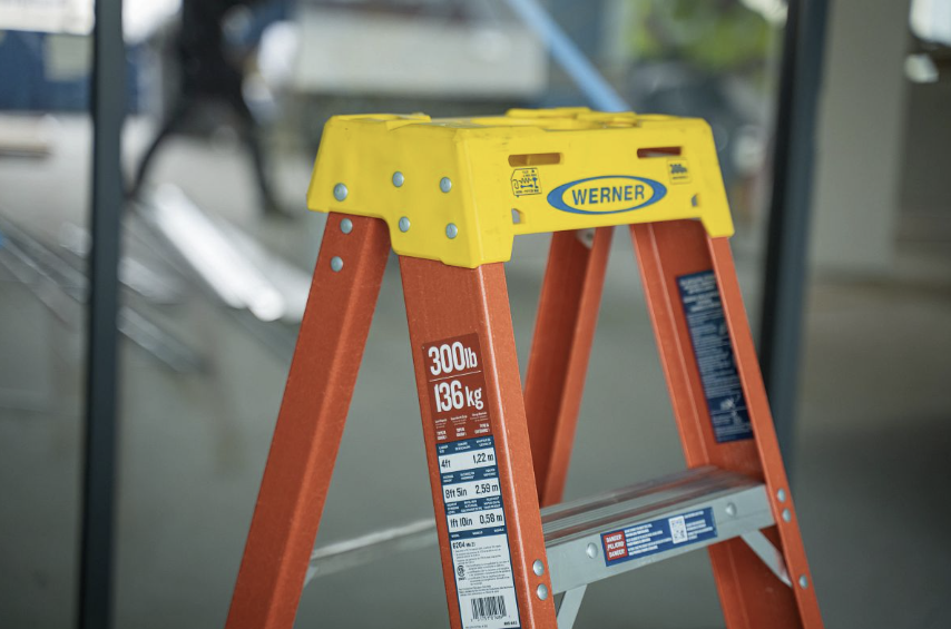 12' FG STEP LDR IA