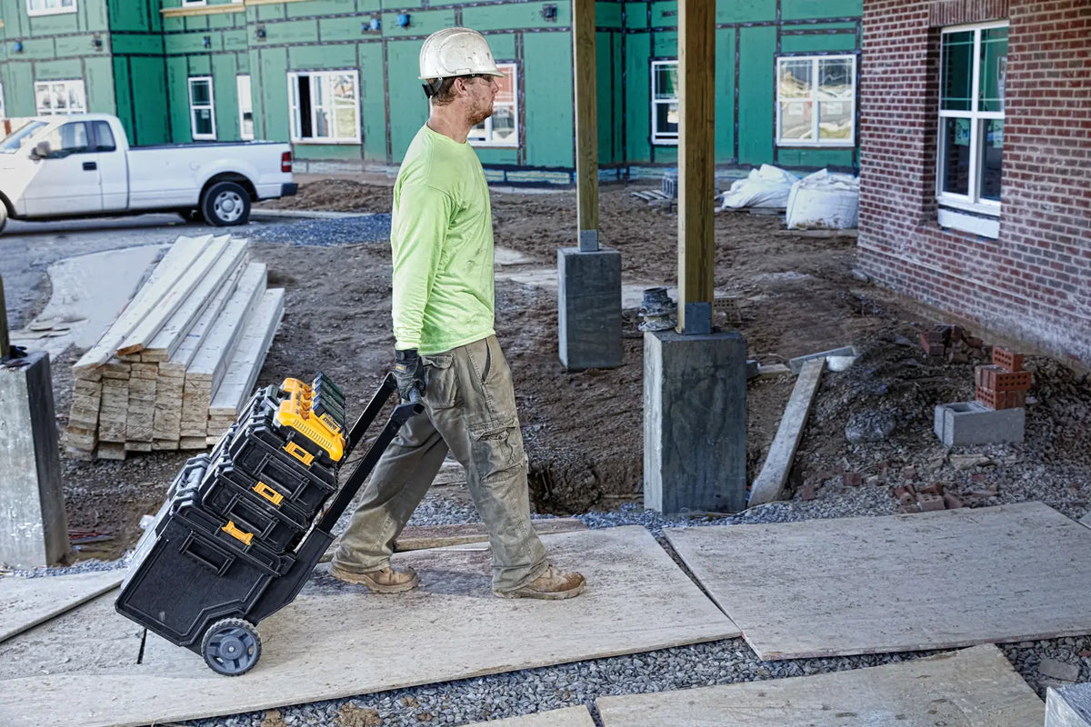 DEWALT 4 PORT LITHIUM-ION FAST CHARGER