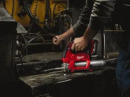 Milwaukee M18™ Cordless 2-Speed Grease Gun Kit (2646-21CT)